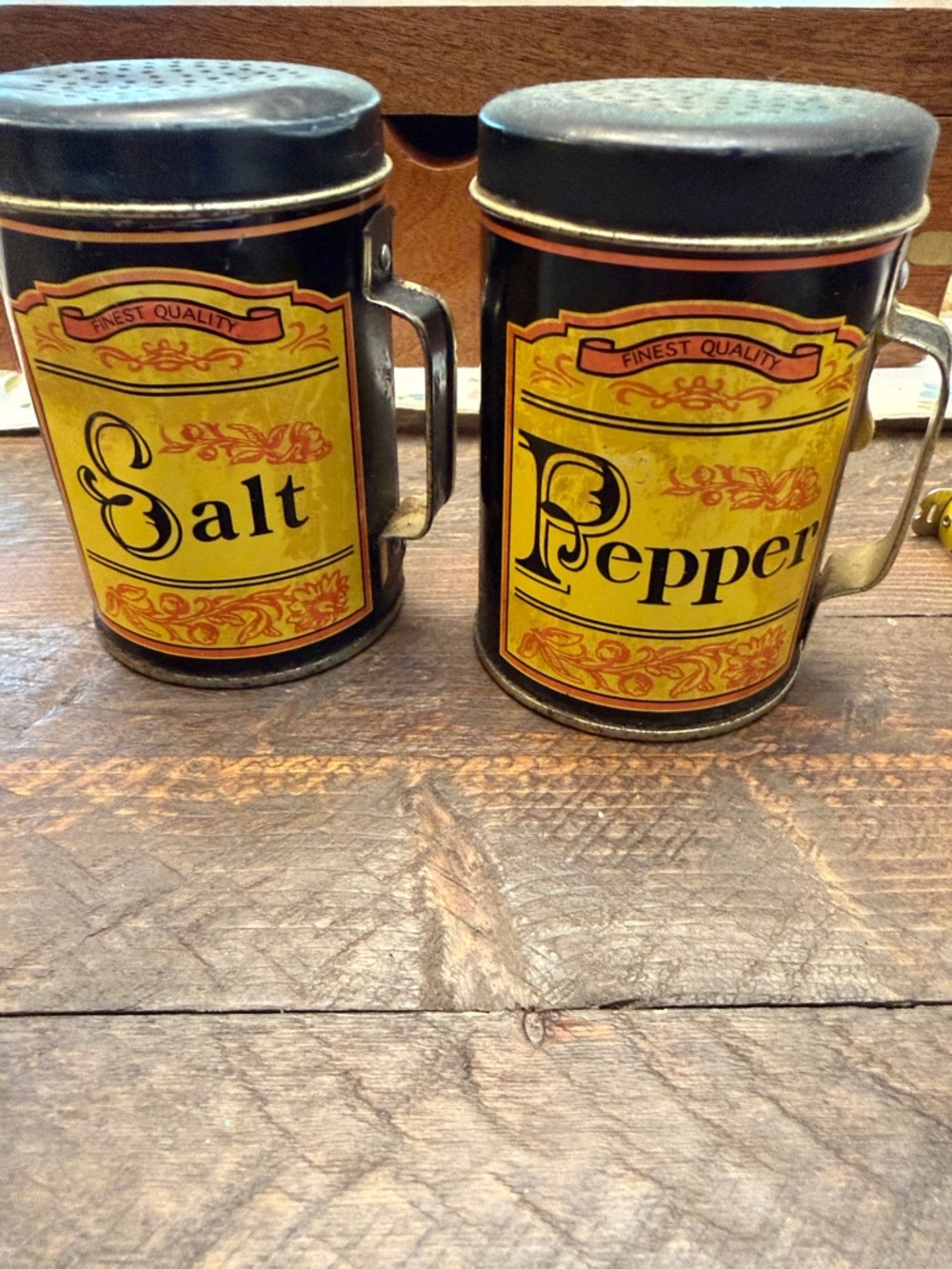Vintage collectible salt and pepper shakers set Black and yellow GUC